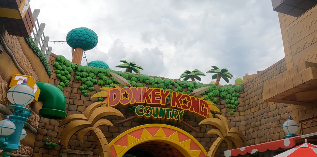 Mine-Cart Madness in the Donkey Kong Country section of Super Nintendo World